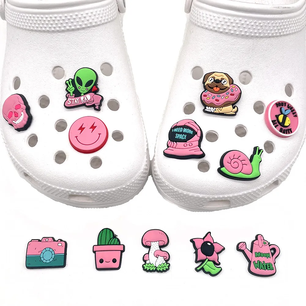 DHL Fast Air Gros Jour de Pâques Mignon Pvc Dessin Animé Croc Charms Chaussure Fleur Décoration Boucle Accessoires Clog Pins Charm Boutons En Stock 025