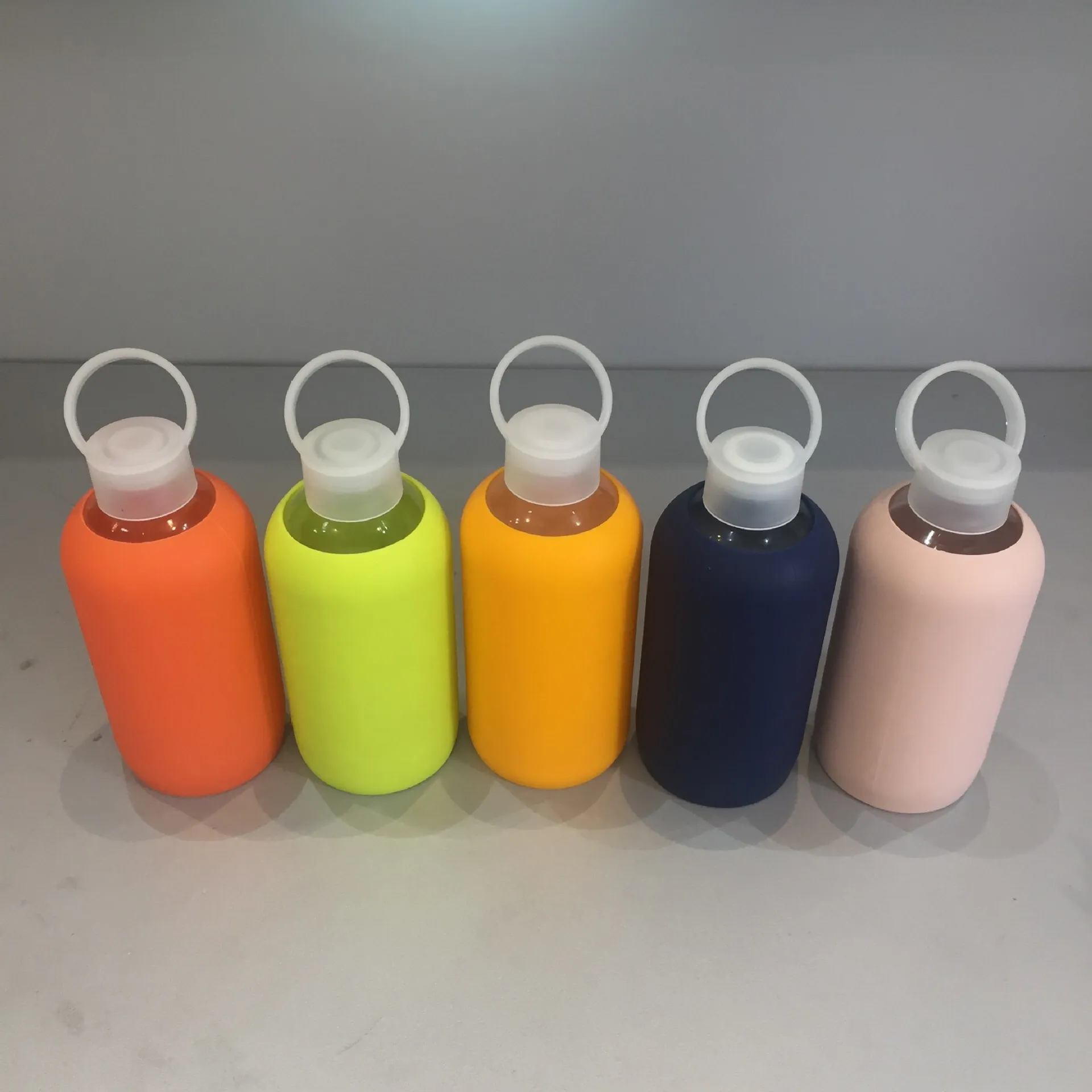 KIVY - Botella De Agua De Vidrio Con Funda De Silicona De 32 Onzas [con