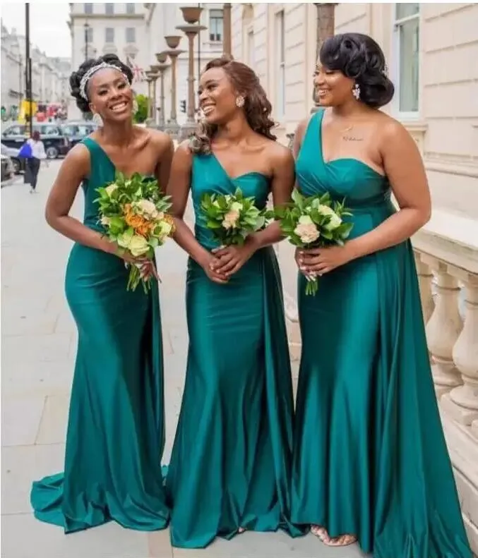 Emerald Green Satin Mermaid Bridesmaid klänningar Elegant en axel Ruched golvlängd Maid av hedersklänningar formella klänningar