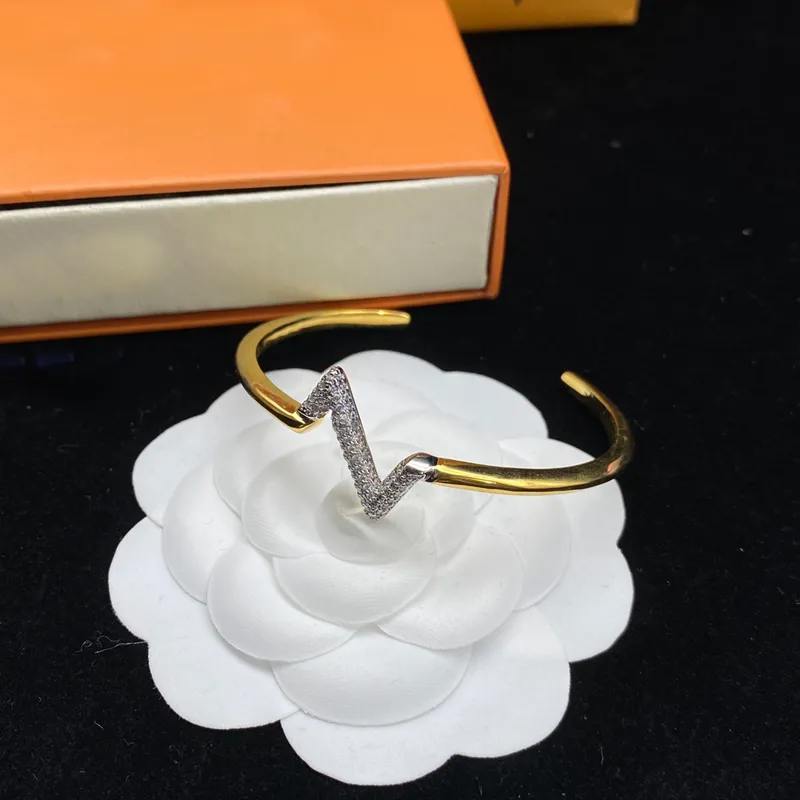 Designer Gold Bracelets Jewelry Designers High Quality Fashion Diamonds Bangle For Women Love Bracelet Letter Pendant Luxury Nice 22061704R