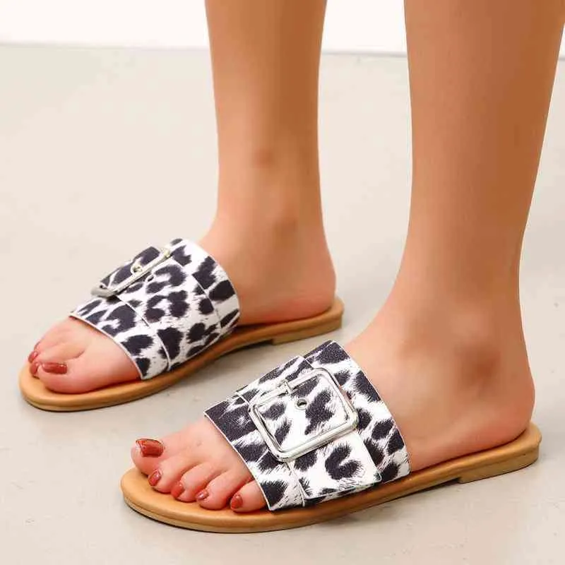 Tofflor sommar damer sandaler mode en-rad leopard mönster platt casual sandalias de las mujeres buty damskie 220530