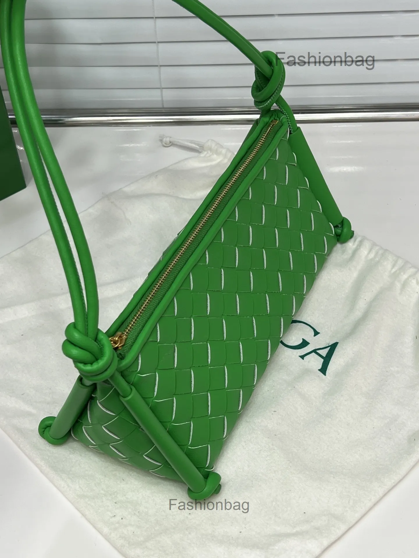Çantalar 2022 CSSETE Moda Çantası Omuz Tasarımcısı Bottegas Mini Triangel Örgü Tığ düğümü Under Emfil Deri Venetas Çanta