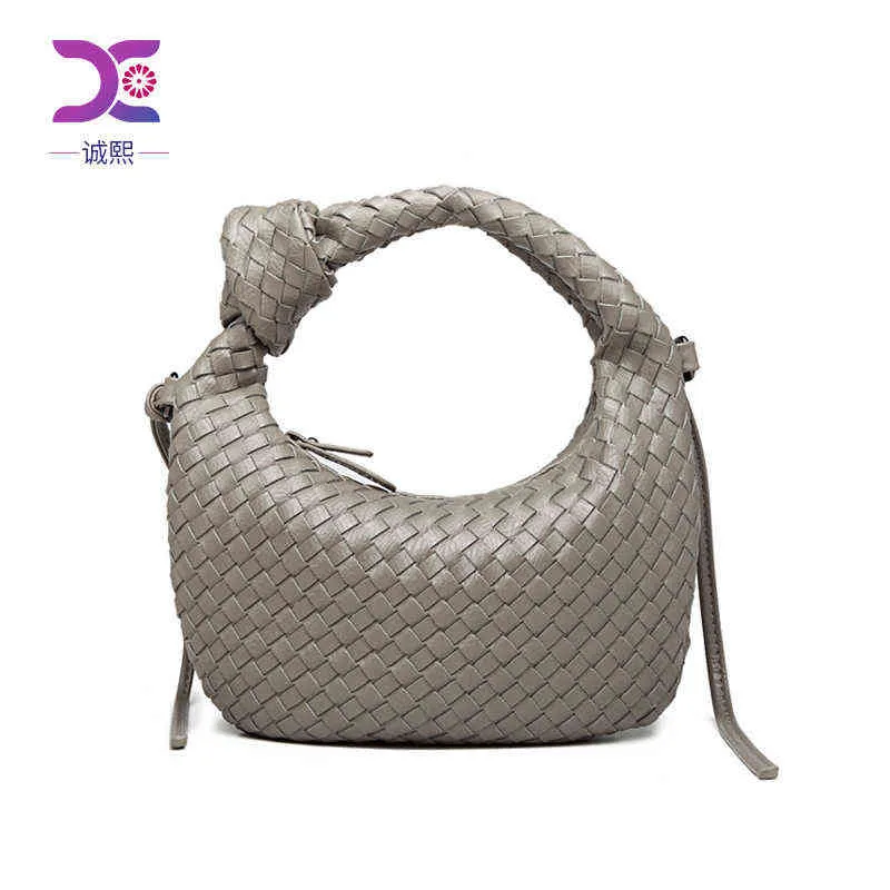 New Woven Ox Horn Bag Female Hand-held Cloud Korean Version One Shoulder Messenger Basket Armpit Bag 220426