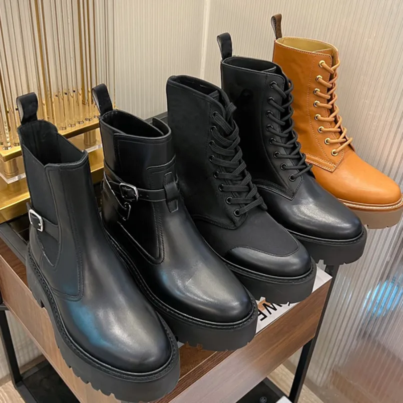 2022 جودة عالية نساء من الجلود الأصلية قصيرة Martin Boots منصة Boots ضخمة الحذاء في بذرة بذرة بذرة لامعة الدانتر