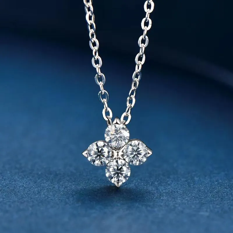 Hänge Halsband Trendiga 0.4ct D Färg VVS1 Moissanite Clover Halsband för kvinnor 925 Sterling Silver Diamant Blomma PresentHänge PendantPenda