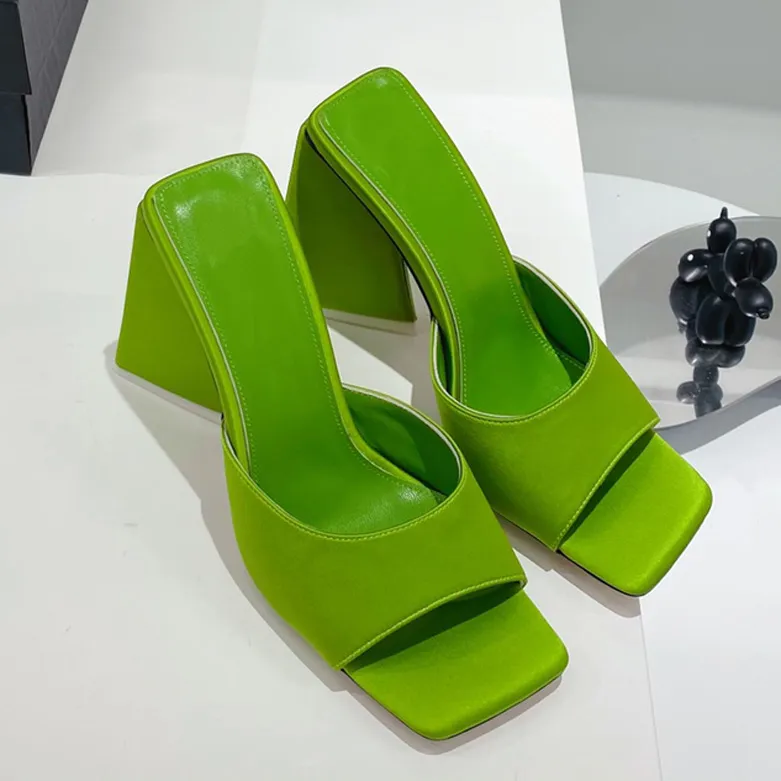 サンダル有名なデザイナーの女性の夏の高級スリッパ本革ソリッドカラースクエアトゥファッションハイヒールスライドショー女性セクシーな宴会靴パーフェクトボックス 35-42