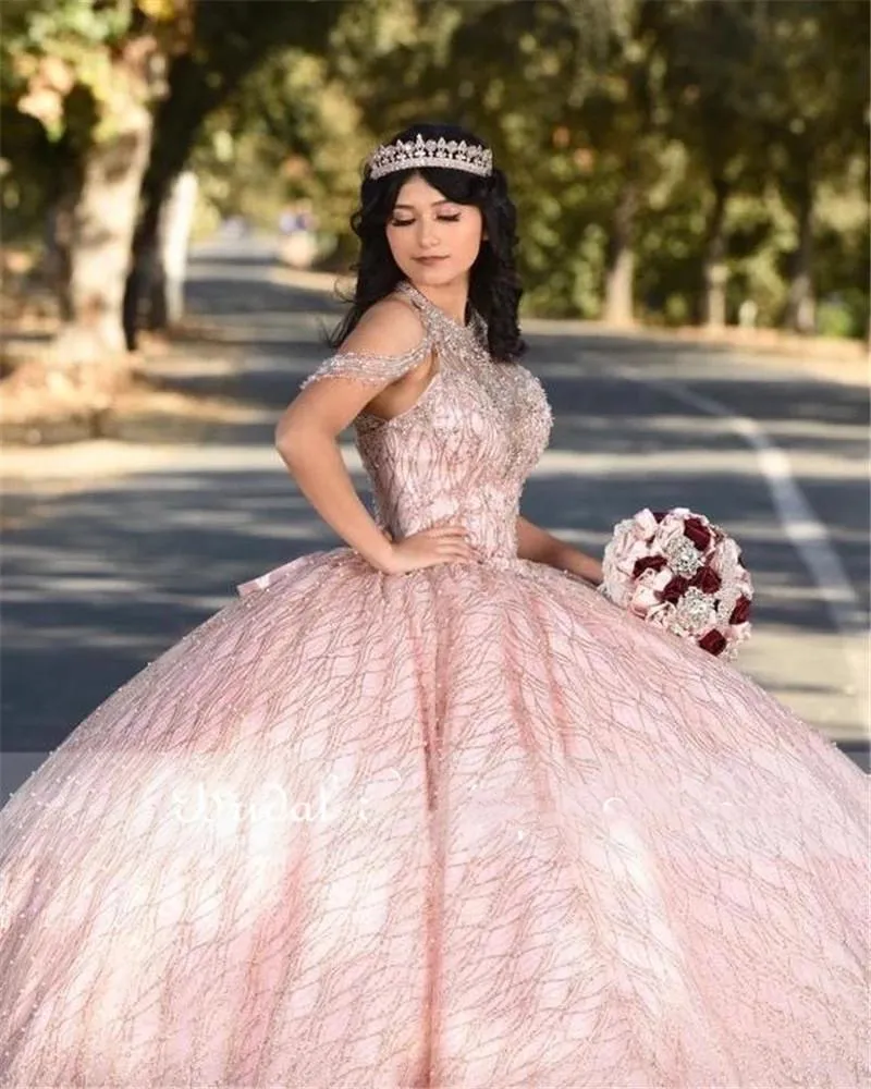 2022 مثير بلينغ روز الذهب الوردي مستقل الدانتيل فساتين quinceanera عالية الرقبة الكريستال قبالة كرات الكتف فستان دي فستان ضيف مشد ظهر تول الترتر