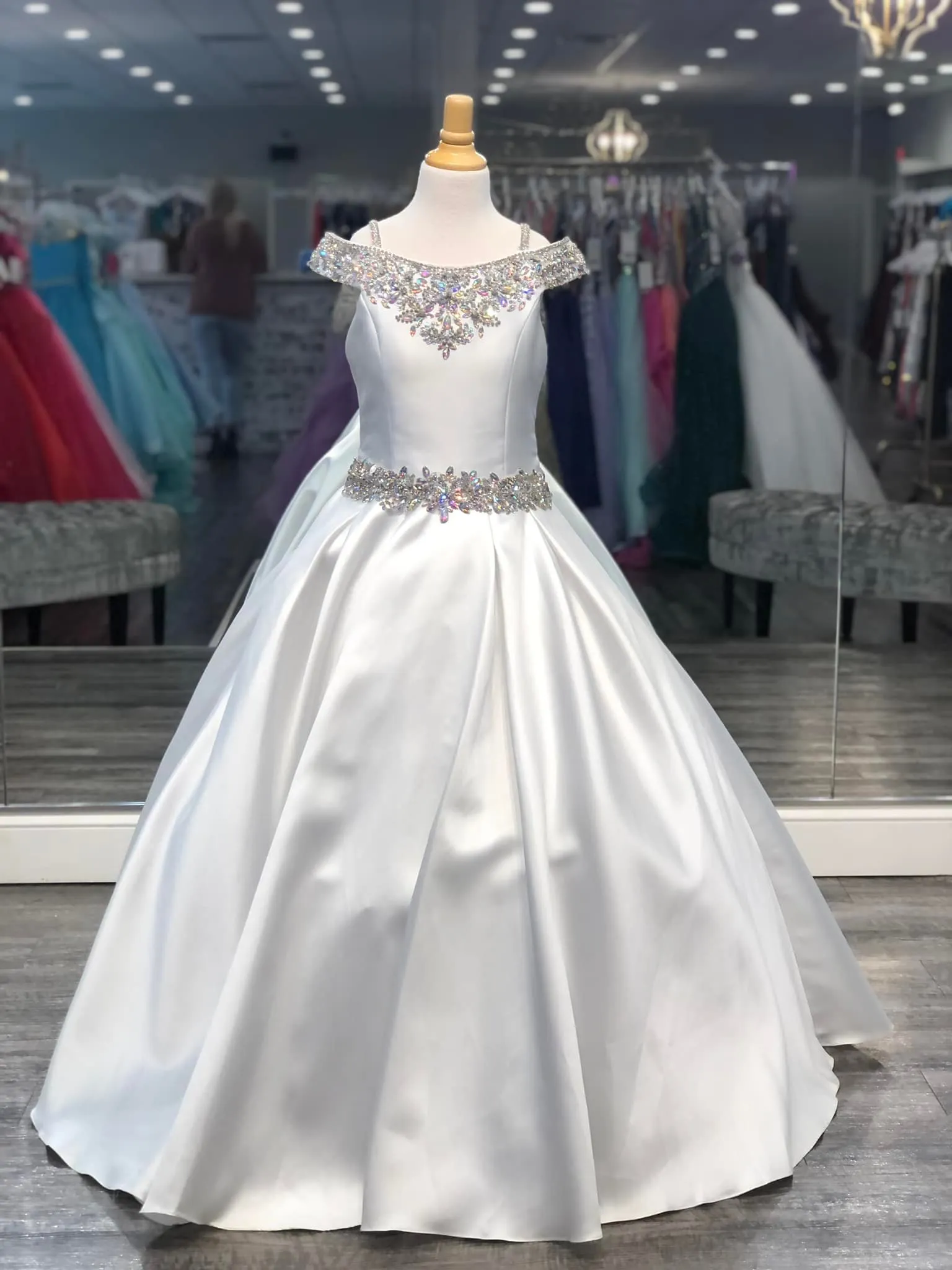 Белая девушка Pageant платье 2022 Ballgown Crystals Crystals AB камни атлас с плечом маленький ребенок день рождения формальное вечеринка платье малыша подростки Preteen