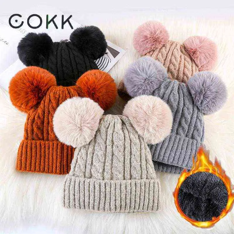 Cokk Nuovo cappello invernale da donna Carino due pompon di pelliccia Beanie cofano con velluto spesso caldo cappello da sci da neve berretto lavorato a maglia femminile moda J220722