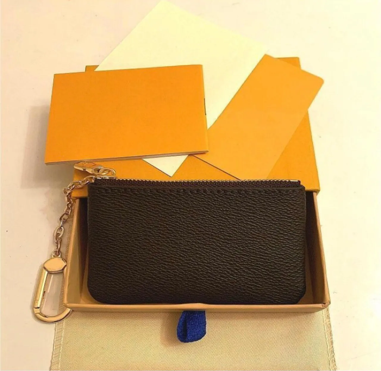 Toppkvalitet Fashion Key Bag Coin Bag Keychain Partihandel Läderplånbok för kvinnors korta plånböcker Korthållare Kvinnor Purse Classic Dragkedja Pocket V26