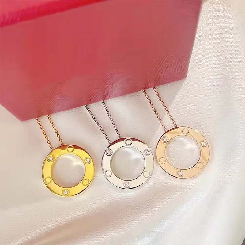 2022 nytt klassiskt kärlekshalsband Lyxigt halsband med tre diamanter för män och kvinnor elektropläterade designersmycken i 18K guld