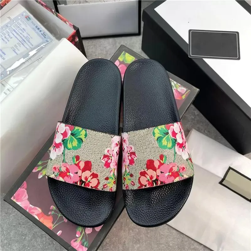 Designers Men Women Slippers Open Toe Rubber Slides Sandal Flat Blooms Strawberry Tiger Bees Green Red Mixed Fashion Shoes Beach Flip Flops Flower Top Quality