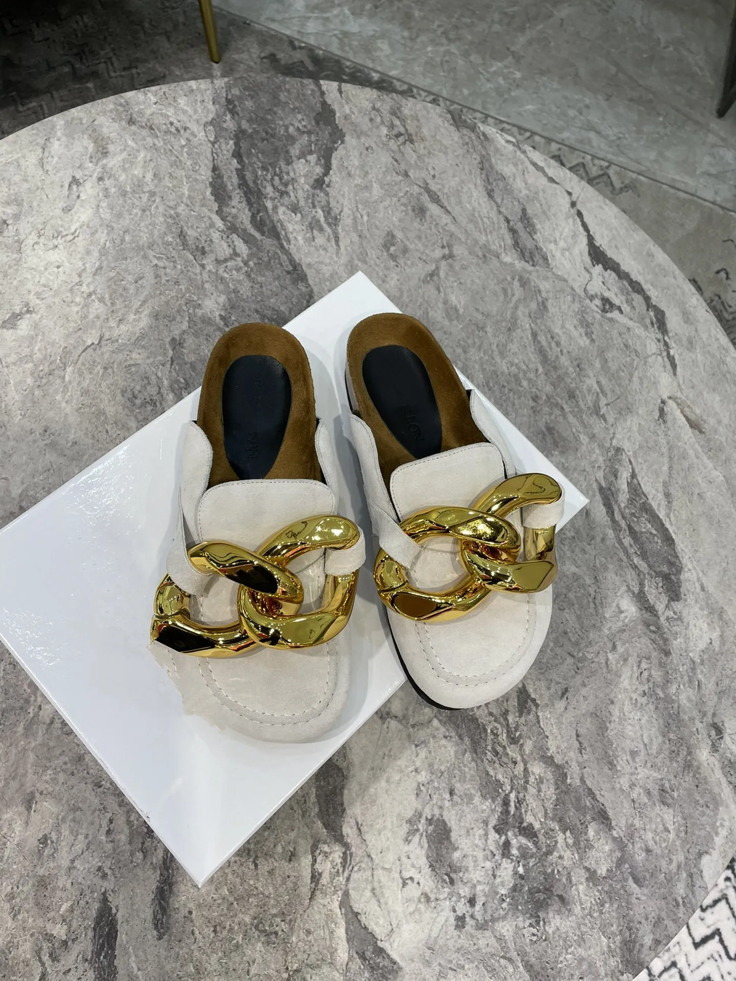 Moda-Tacón plano zapatillas de mujer hardware tendencia de la moda elegante cuero de vaca cómodas sandalias de las señoras marca de diseñador encantador top de alta calidad