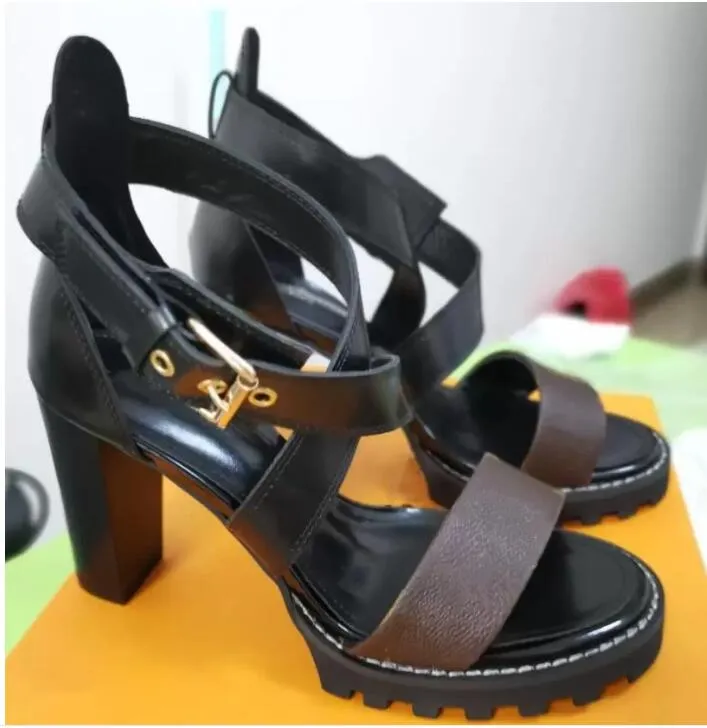 Women Leather Sandals Star Trail Designer Lady Ankle Strap Studs Buckle Letter Tryckt Chunky Heel Treaded Gummi Outrole Sandal