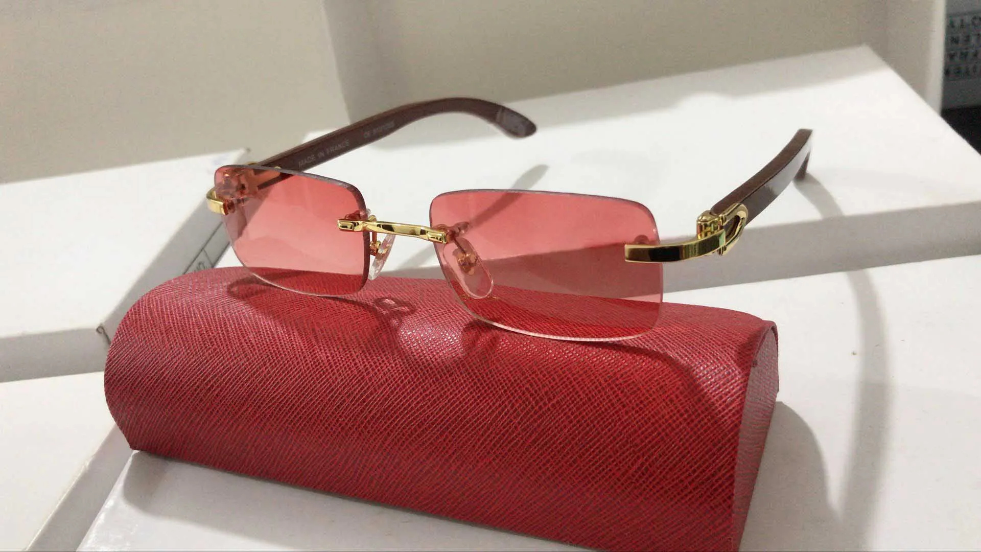 Rote Designer-Sonnenbrille für Damen und Herren, Buffs-Brille, Büffelhorn-Brille, Herren-Frau, randlos, Carti-C-Dekor, quadratisch, Vintage-Retro-Rahmen aus Metall und Holz