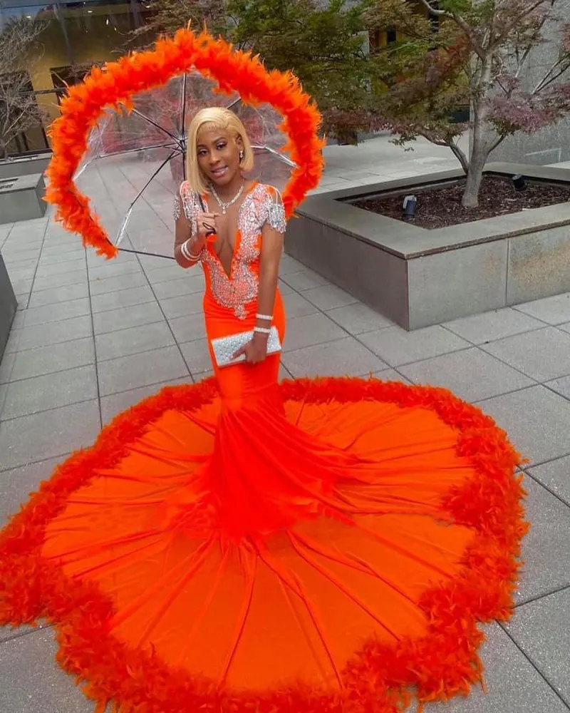 Flickor svarta fjädrar orange balklänningar för kvinnor 2022 pärlor applikation afton klänningar långa ärmar gästfest slitage