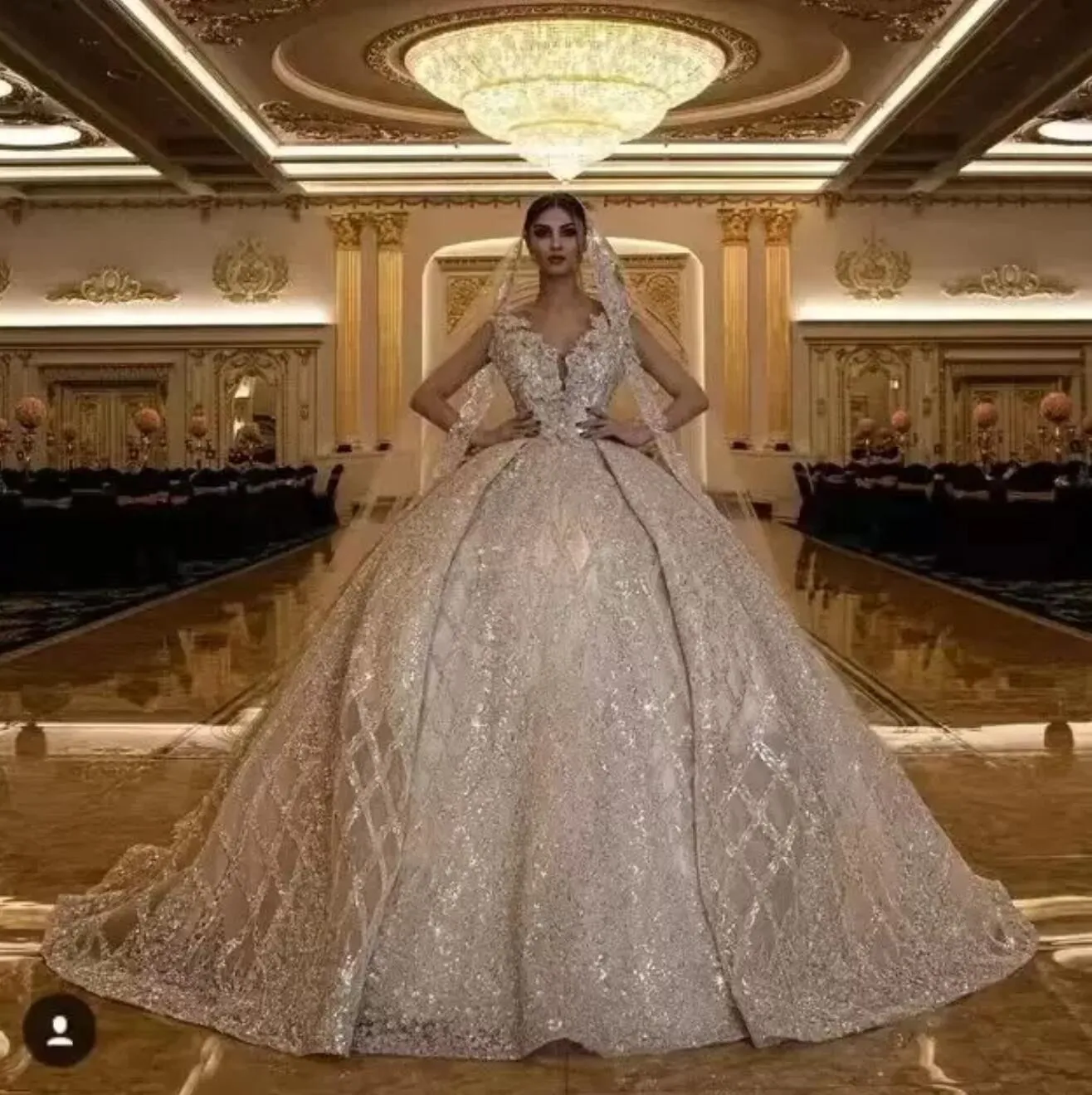 2022 Luxury Sparkly Gold pailled V couche Robes de mariée Bridal Bridal Dubai Dubai Pleas sans manches Vintage Cathedral Train Bride Robe Made C0726G01