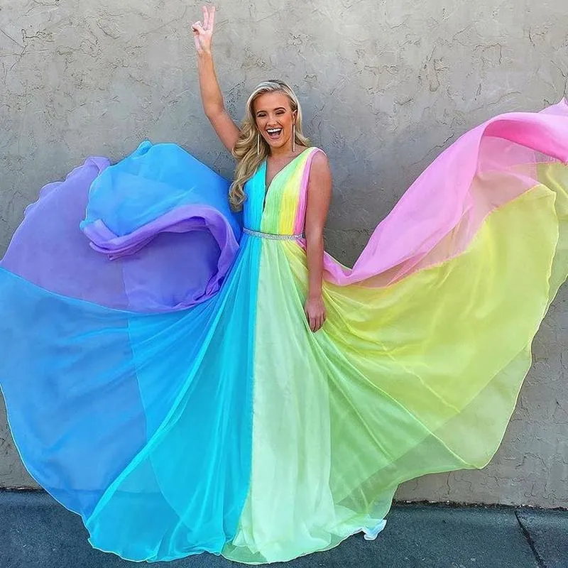 Ombre Colorful Prom Dress Sheer Deep V Neck A Line Abiti da sera plissettati Rainbow Sweep Train Chiffon Plus Size Abito formale per occasioni speciali