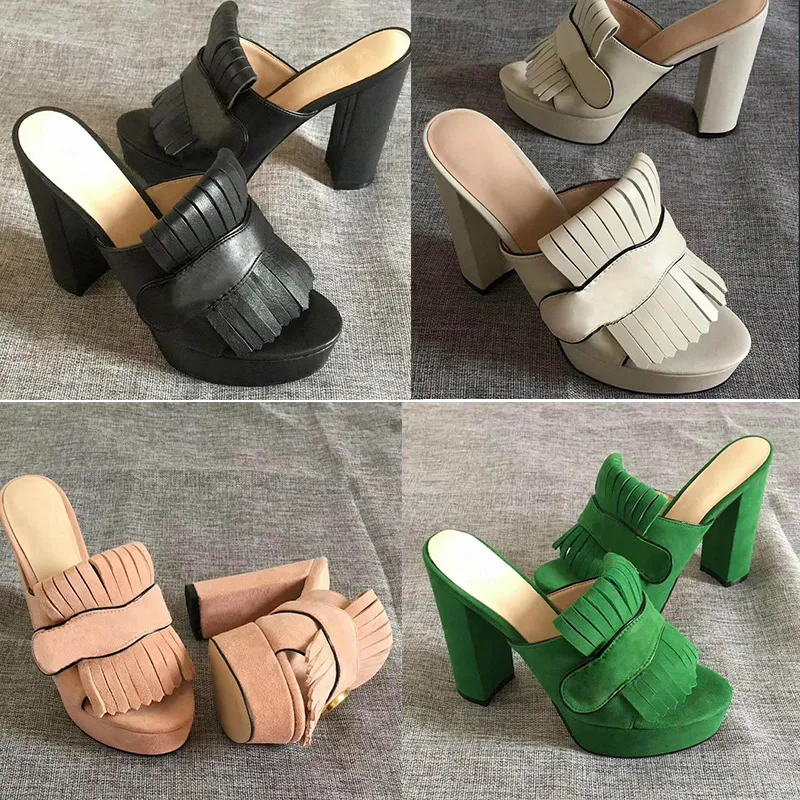 Designer Kvinnor Plattform Halvtofflor Läder Höga klackar Mocka Tjocka klackar Metall Slides Kvinna Sko Strand Lazy Sandaler Enfärgade fransar Skor Storlek 35-42 NO28