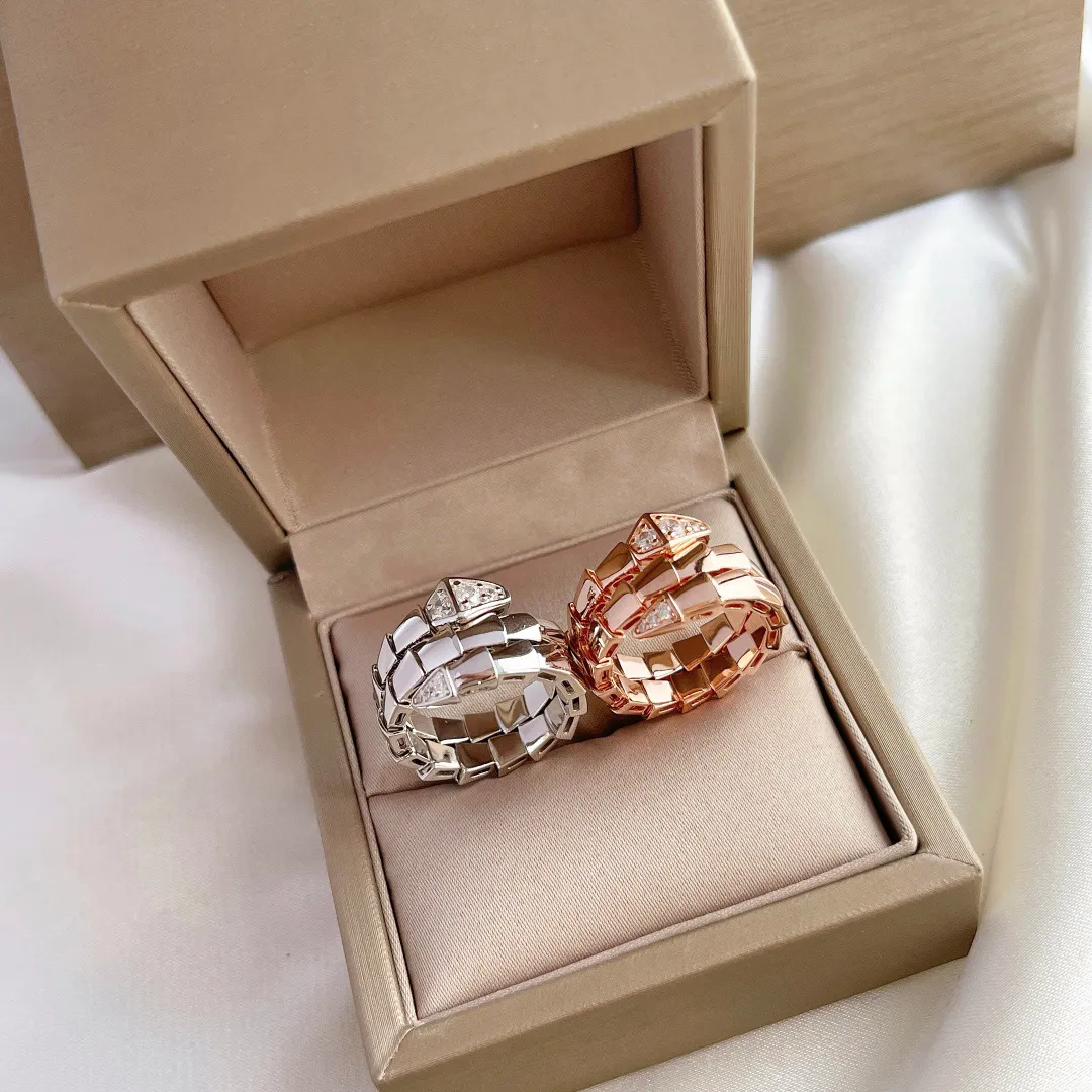 Luxe Designer Ring Effen Kleur Diamanten Set Slangenringen Hoge Kwaliteit Mode Temperament Valentijnsdag Cadeau Matchless Trendyring Erg leuk