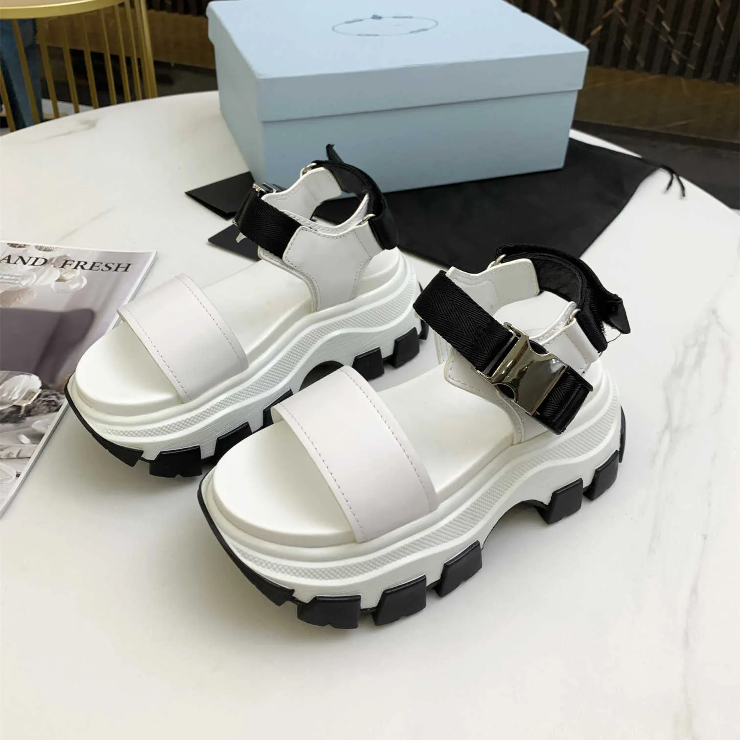 2021 Fashion Sponge Platform Women Open-toe Sandals Designer Sneaker Style Loafers Top Quality Leather Buckle Daddy Shoes Outdoor Casual