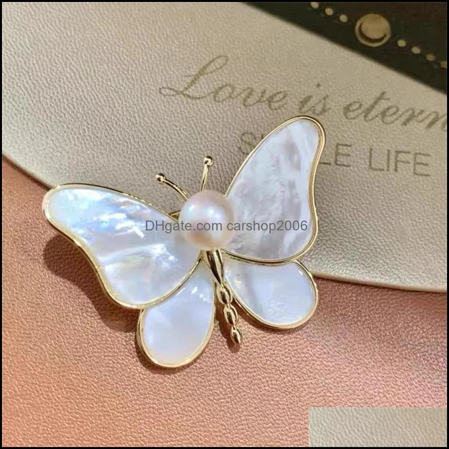 Party Favor Autumn and winter new butterfly brooch women`s advanced design Brooch Sweet pearl pin clothing accessories wholesale