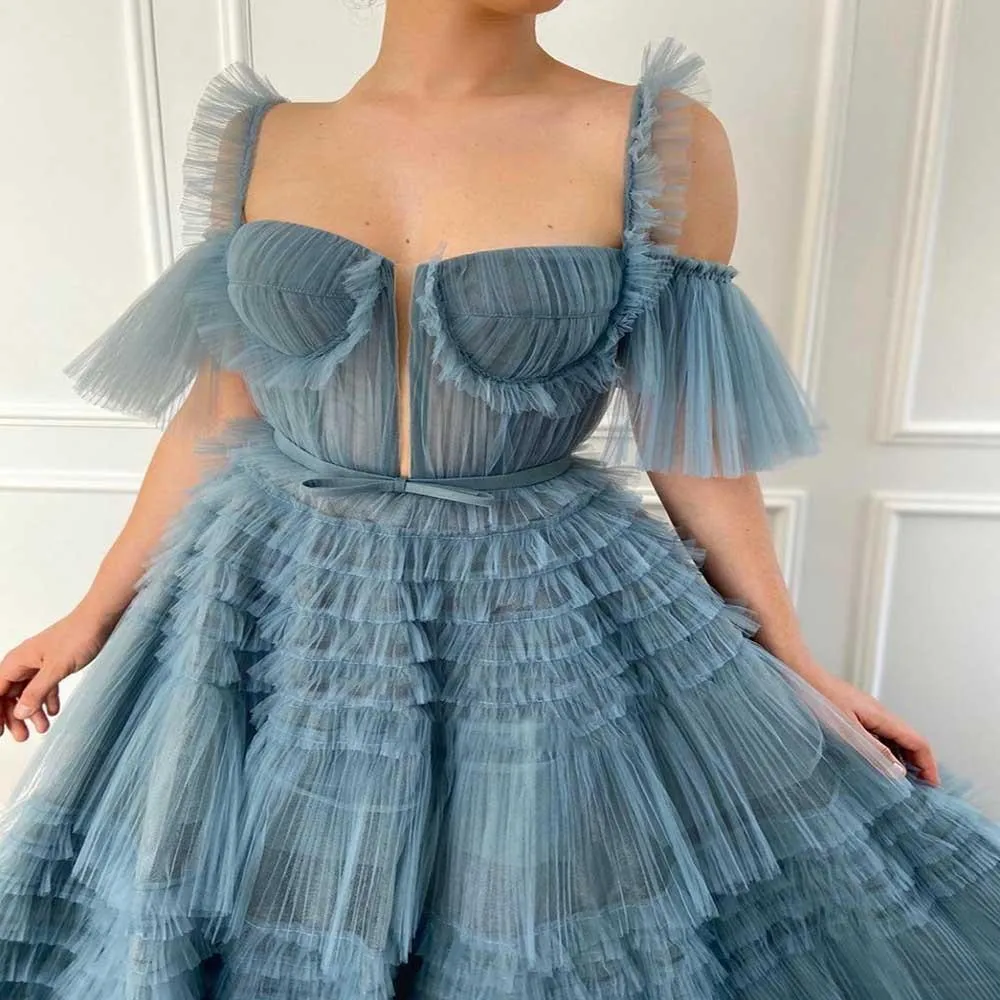 Élégant bleu une ligne robes de bal longue chérie bretelles spaghetti tulle volants robe formelle à plusieurs niveaux robe de soirée personnalisée Mad295q