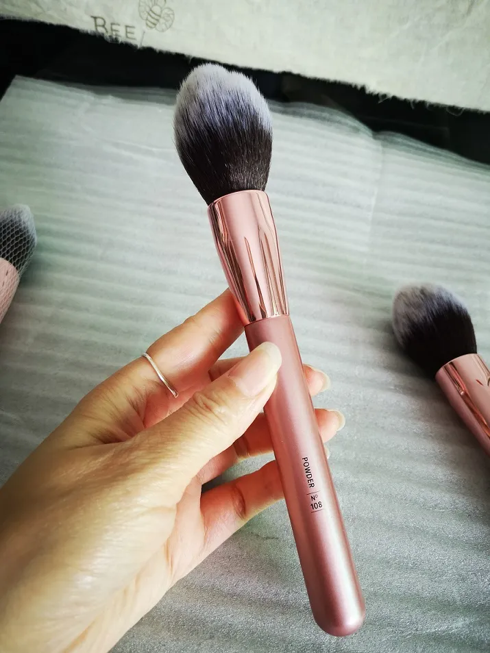 Pinceau à poudre pour aérographe IT-108 Teint pour le visage à poils ultra doux Finition en poudre Pinceaux de maquillage Rose Gold Limited Edition Skin Sculpting Cosmetics Beauty Tool