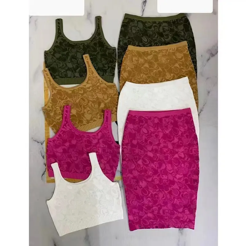 Zweiteilige Trainingsanzüge für Damen, Kleid voller Buchstaben, Relief, gestrickte Weste, Kleider-Sets für Damen, Designer-Kurzröcke, Charm-Damen, schlankes, sexy Kleid, zweiteiliger Hüftwickelrock