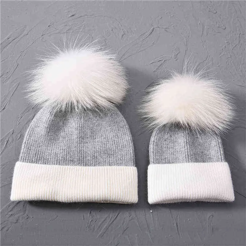 Mom And Me Beanie Cappelli Inverno Donna Bambini Ragazze Ragazzi Baby Cashmere Berretto lavorato a maglia di lana con simpatico pompon di pelliccia Bobble caldo morbido J220722