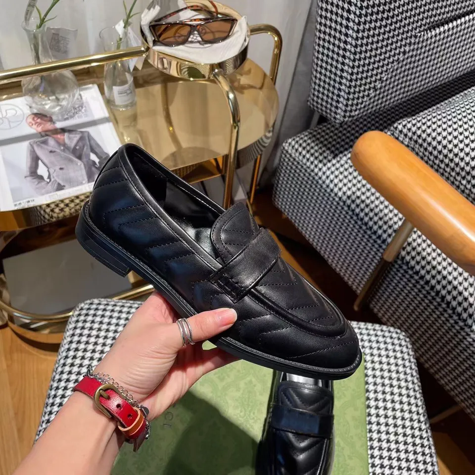 Designer de luxo Mocassins femininos plataforma Sapatos baixos Senhoras Clássico Preto Couro de Bezerro Chunky Lug Sola Liso Couro Ponto Toe Mais Alta Qualidade