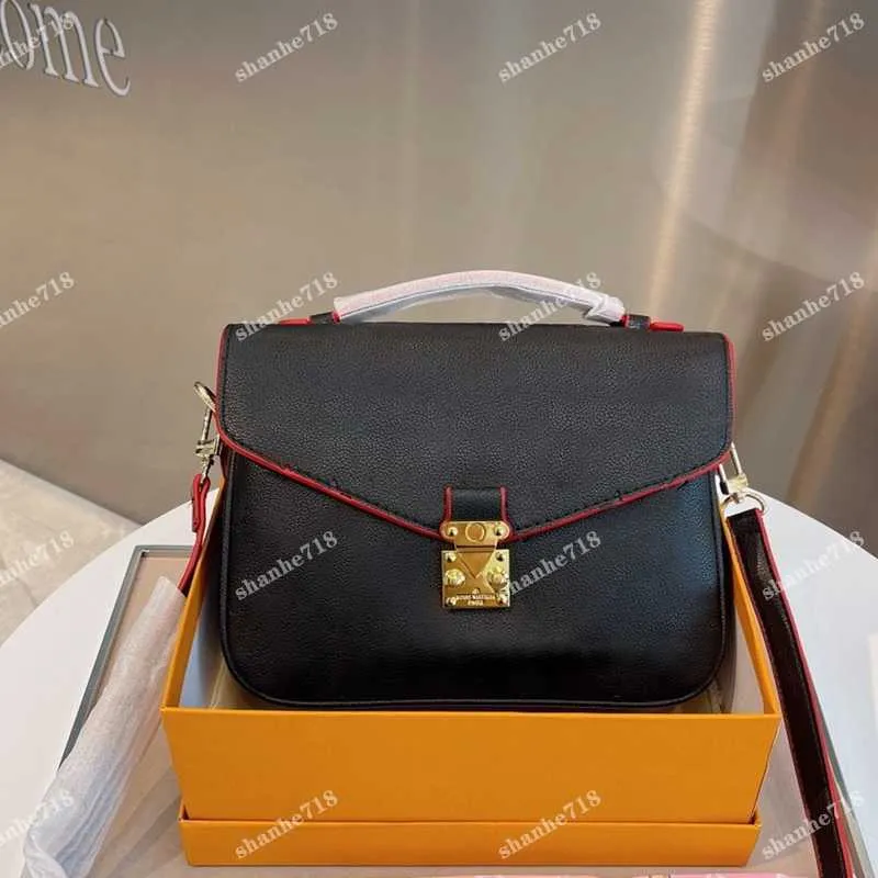 Real Cowhide Classic Black Emboss Messenger Bag toppkvalitet Kvinnor axel crossbody väskor designer handväskor lyxiga dam pursar koppling plånbok