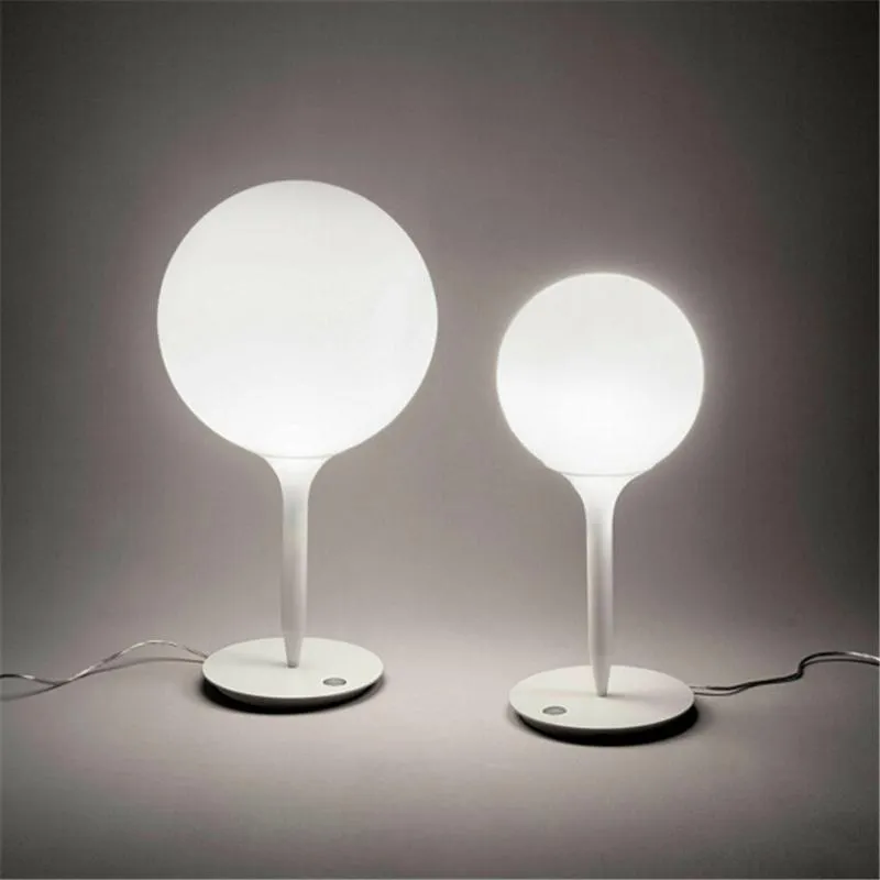 مصابيح طاولة معدنية مصباح الكرة الزجاجية البيضاء مصممة مصممة حديثة المكتب ديكورات مكتب معاصر لغرفة النوم غرفة المعيشة مطعم