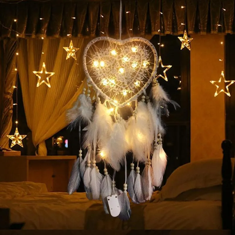 Dekorativa föremål Figurer Dream Catcher med LED -tråd Hjärthänge Feather Creative Manual Luminous Wall Hanging Nordic Girl Home Ro