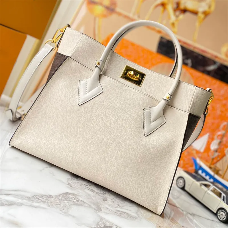 On My Side MM Tote bag Gold lock Borsa a tracolla Borsa a tracolla Donna Luxury Designer eleganti cuciture in vitello a grana fine lady Shopper strap Borsa tote ultima borsa