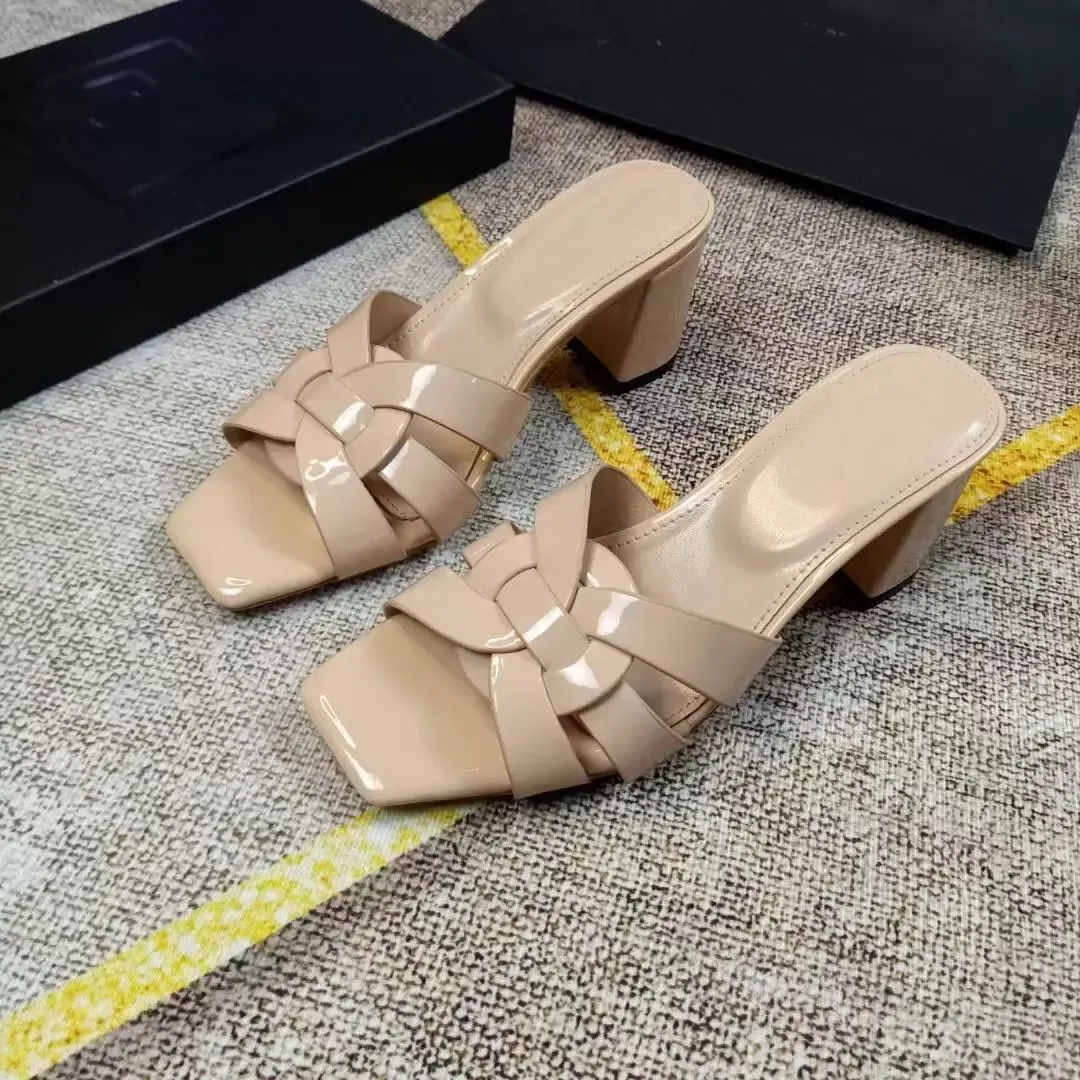 Luksusowy hołd slajdy o niskim obcasie Sandał Kobiety Slipper Nude Patent skórzany moda dama sandały plażowe swobodne kapcie wygodne damskie poślizg na butach35-42