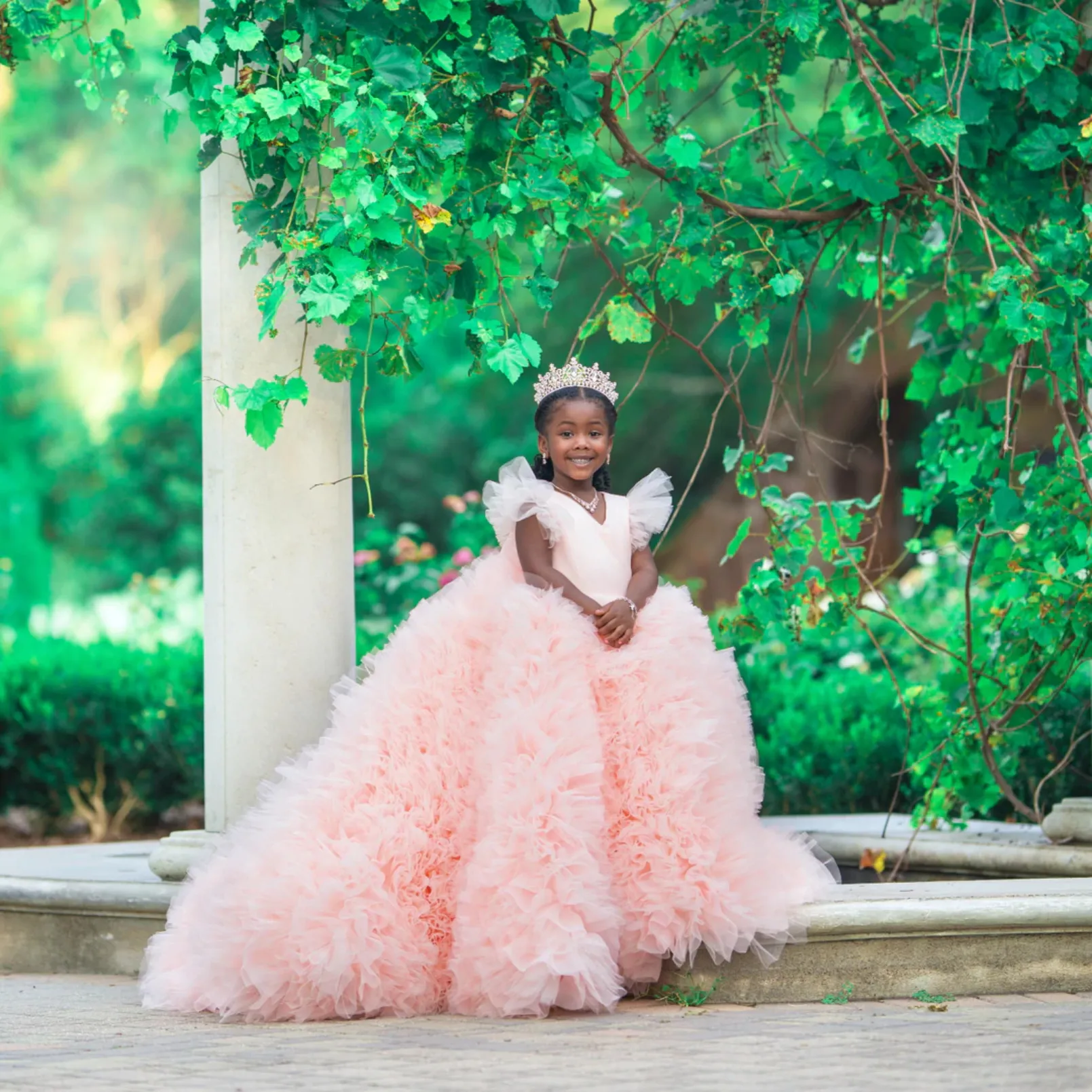 Abiti da ragazza di fiori rosa chiaro per gonne a balze da sposa Abito da festa di compleanno con volant di lusso per bambini africani