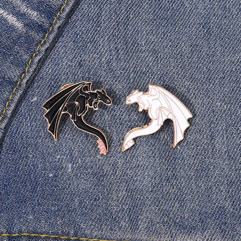 Pin Pin Dragon Pin preto Bravo de animais brancos Broche de broooch Goth Halloween Jóias de lapela pino de lapela de crianças Acessórios para crianças personalizadas