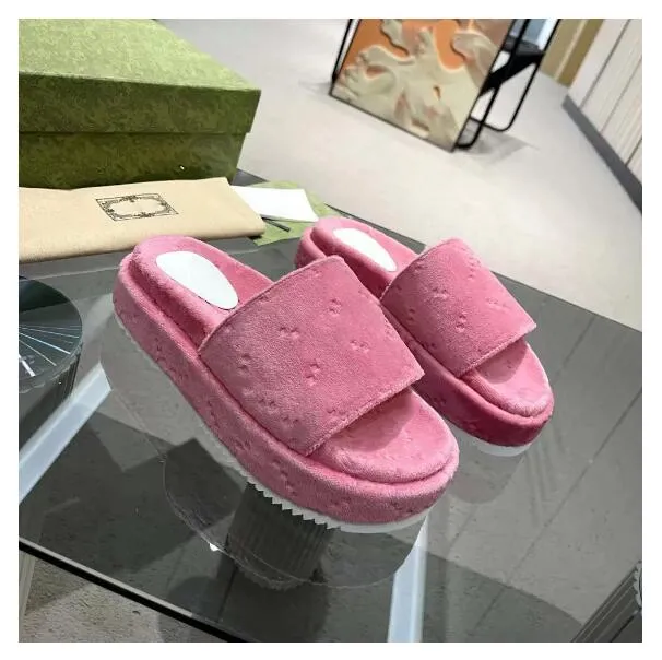 2022 New Style Slippers Fashion Beach épais Bottom Slippers Plateforme Alphabet Lady Sandals Leather High Talon Slipper 01