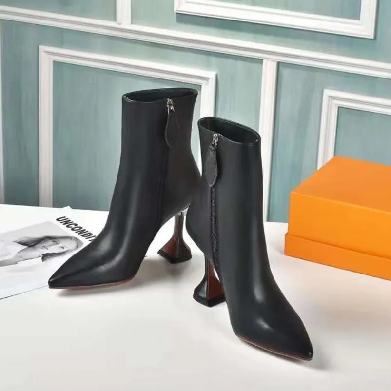 Designer Luxury Martin Boots Amina Muaddi Kvinnor Point-Toe Leather Horseshoe Heel Boots Crystal Fashion High Heels ￤kta l￤derst￶velst￶vlar No388