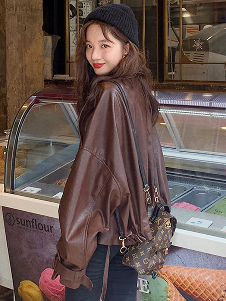 Lautaro Spring Spring Короткая негабаритная коричневая мягкая световая кожаная куртка женщин с длинным рукавом черная свободная осенняя корейская мода L220801