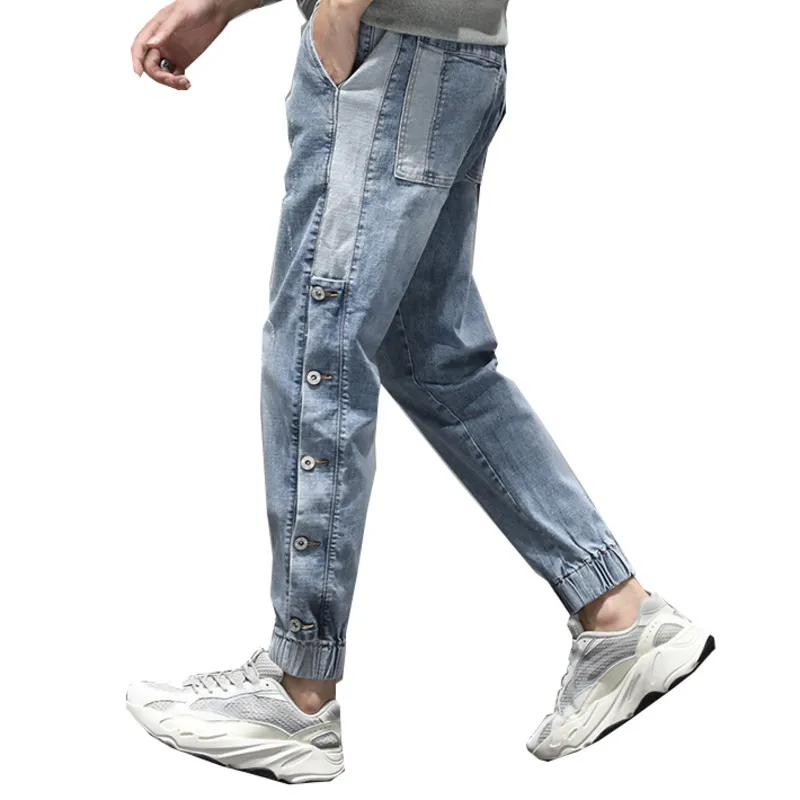 Jeans män ljusblå elastisk midja trendiga sidoknappar streetwear dragskon högkvalitativ varumärke jeans manliga joggar byxor cx220401