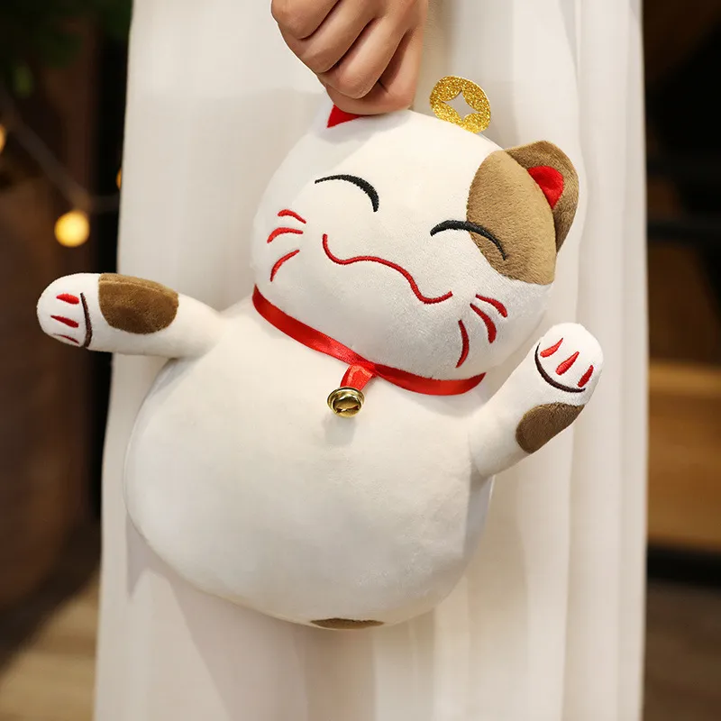 25/35cm Money Drawing Cat Plush Toy Doll Stuffed Smiling Fortune Cat Soft Animal Plushie Little Bell Dressed Standing Decorate Present LA368