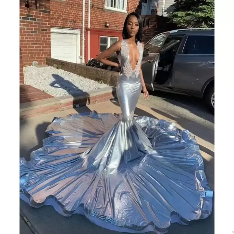 Nieuwe Silver Mermaid Prom Dress Dompelen V-hals Kristallen Beaded Pailletten Court Sweep Train Mouwloze Bling Lange Avond Feestjurken