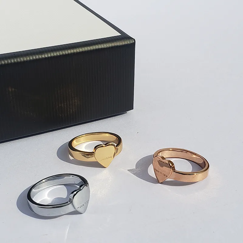Nya högkvalitativa designerdesigner Titanband Ringar Klassiska smycken Mode Dam Ringar Semesterpresenter