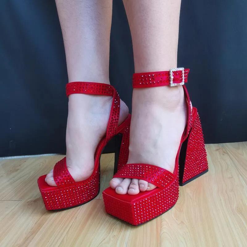 샌들 브랜드 디자인 화이트 웨딩 신발 섹시한 반짝이는 다이아몬드 플랫폼 여성 발굽 발 뒤꿈치 여름 Zapatos Mujer Black Red Big Sizeandals