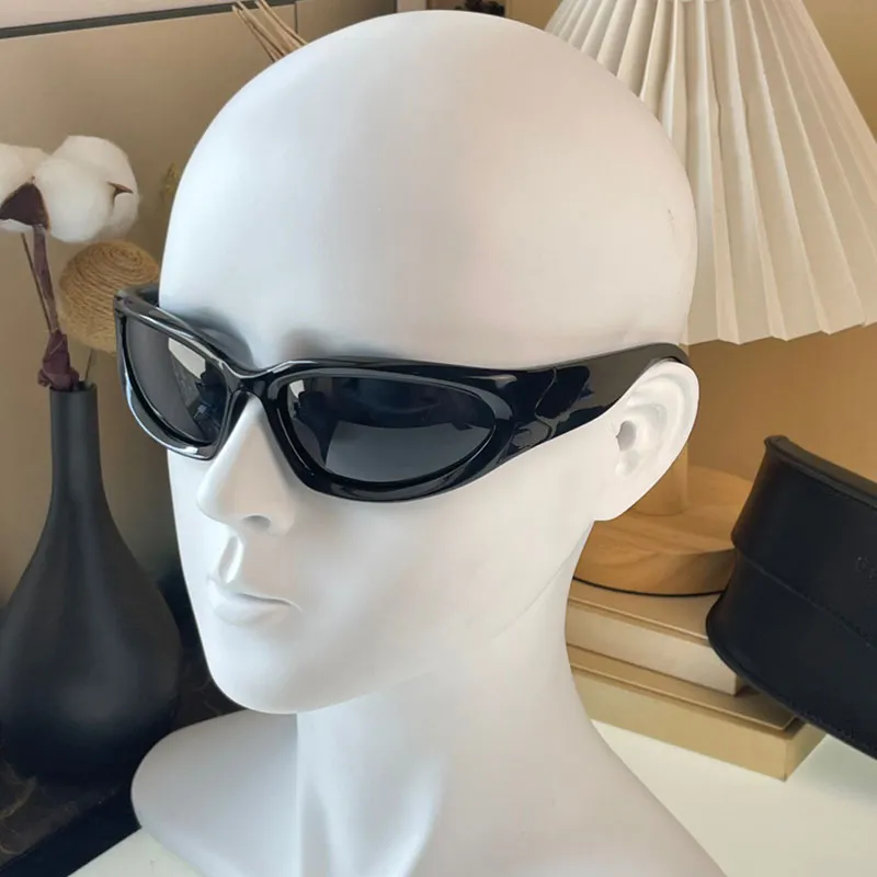 Swift Oval Sunglasses in Silver | Balenciaga US