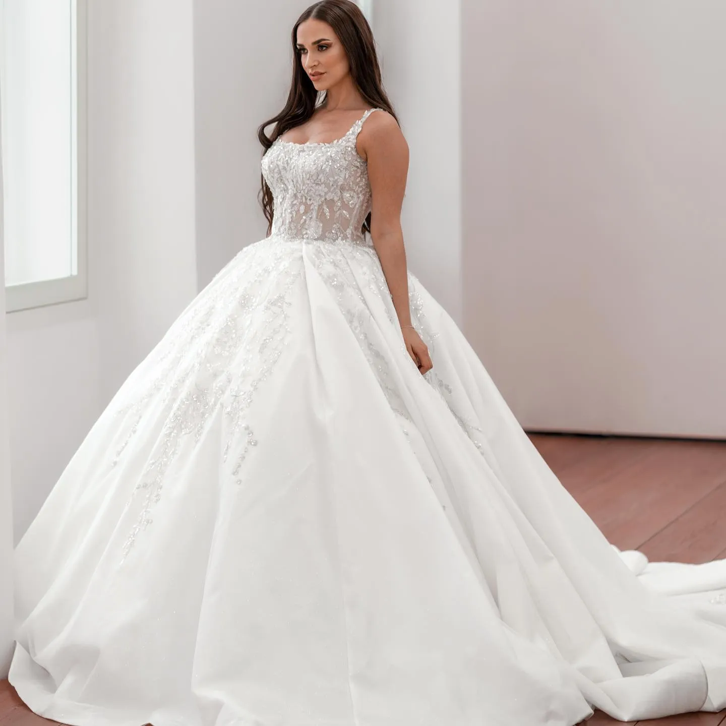 Abiti da sposa di lusso con abiti da ballo Plus Size Abiti da sposa Vestido de Noiva con applicazioni in pizzo con paillettes lucide e perline