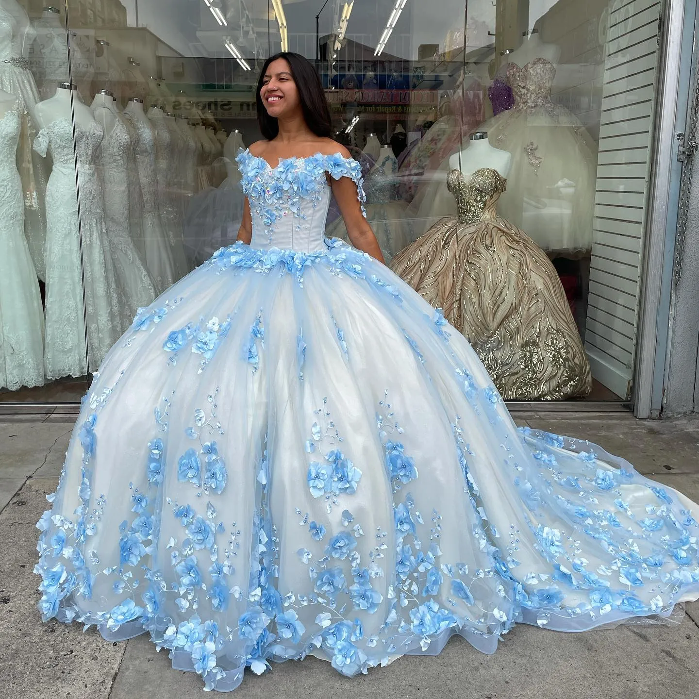 Himmelblaues, babyblaues Prinzessin-Quinceanera-Kleid mit Ärmeln, 3D-Rosenblumen-Perlen-Langzug-Abschlussballkleid mit Schnürkorsett für Debütantin