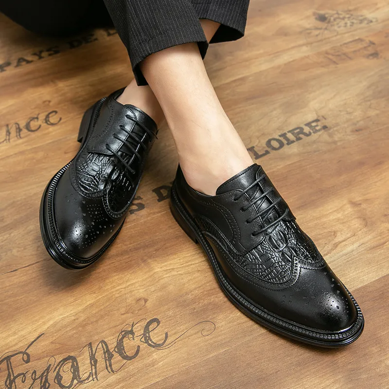 Top Brogue Shoes Men Men Solid Color Dasual British Hollow Classic Trend Trend Pattern Addure Pointed Lace-Up Shoes HM407